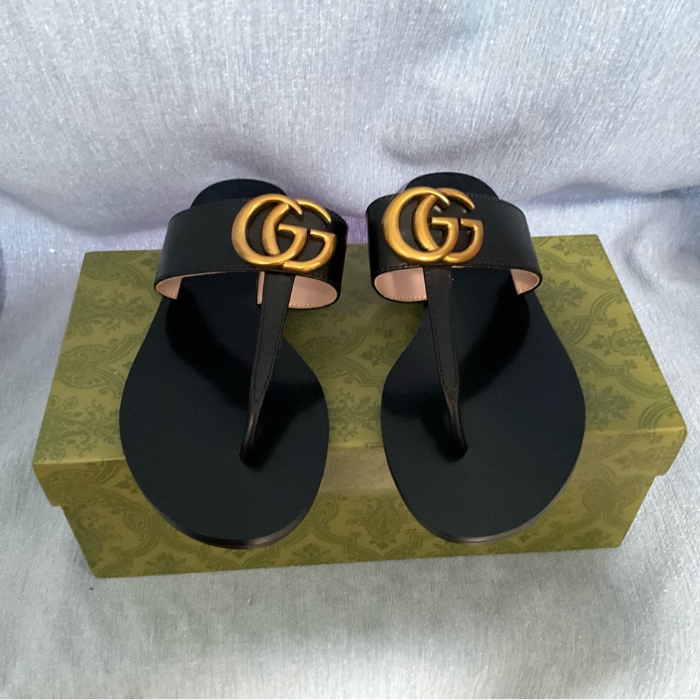 Gucci Black Leather Thong Sandals with Gold Double G